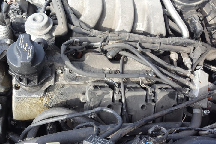 File:W220 engine breather cover oil leak M112 left side.jpg