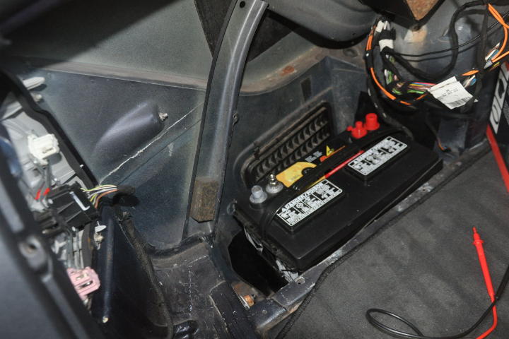 File:W220 auxiliary battery in place.jpg