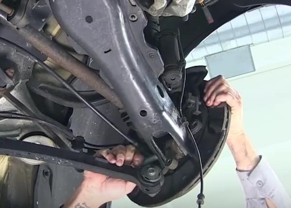 File:W220 Removing spring control arm to wheel carrier bolted connection.jpg
