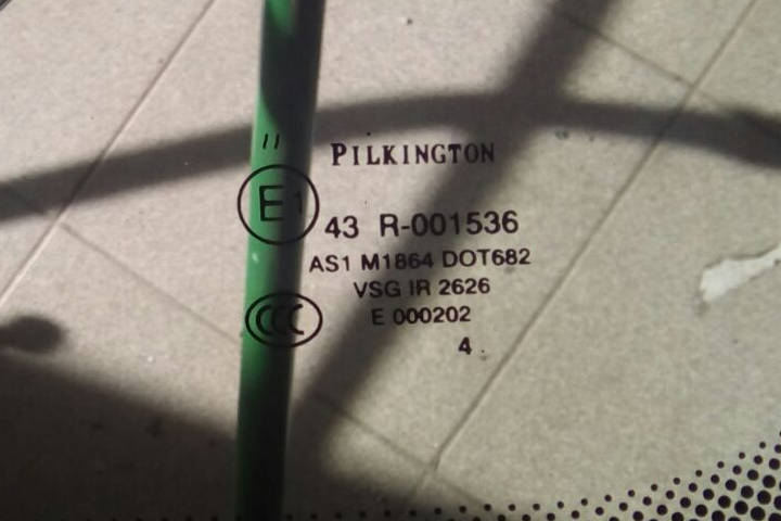 File:W220 pilkington windshield 43R001536 facelift oem.jpg
