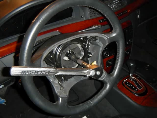 File:W220 unscrew steering wheel.jpg