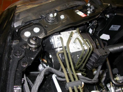 Shown on 220 S500, Engine compartment, left front, Behind headlights