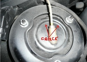 W220 Airmatic Top of Front Strut with Cracks.jpg