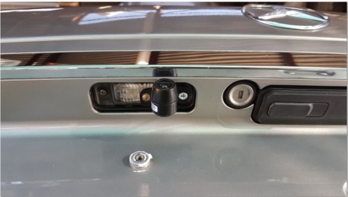 Erisin ES580 Rear View Camera mounted on a W220 Licence Plate Lamp Lens Cover.
