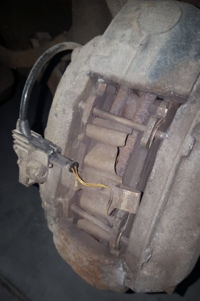 File:W220 front brake spring slipped.jpg
