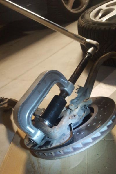 File:W220 front right ball joint pressing in.jpg