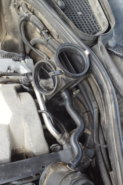 File:W220 A1120180482 Full-load crankcase ventilation hose connected.jpg