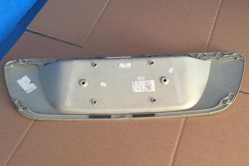 File:W220 trunk lid covering A2207500081 prefacelift back.jpg