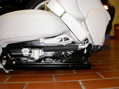 Shown on 220 S500, Left front seat, (Front passenger buckle ETR squib shown)