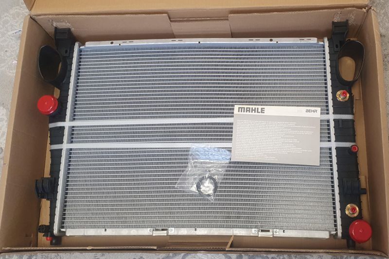 File:W220 radiator A2205002403 MAHLE CR304000S.jpg