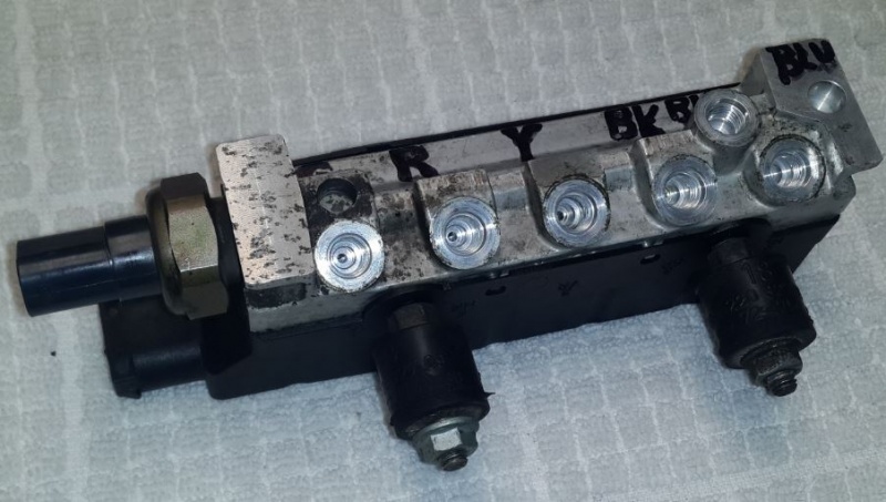 File:W220 AIRmatic Level Control Valve Unit Y36 6 Marked with Air Line Connections.JPG