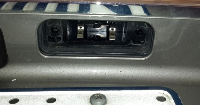 File:W220 Rear Number Plate Light Socket.JPG
