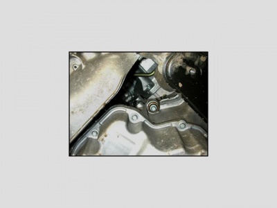 Shown on 220 S600, Engine compartment, left front, Valid for: S600, S600 Bi Turbo